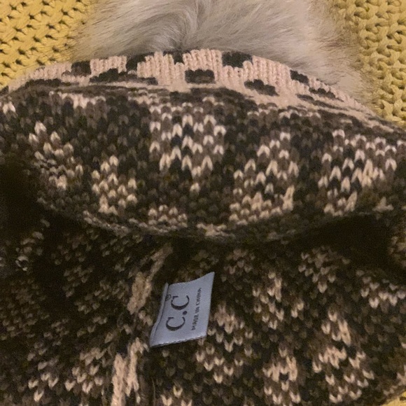 C.C. Kids Beanie with Pom Pom - Picture 4 of 5